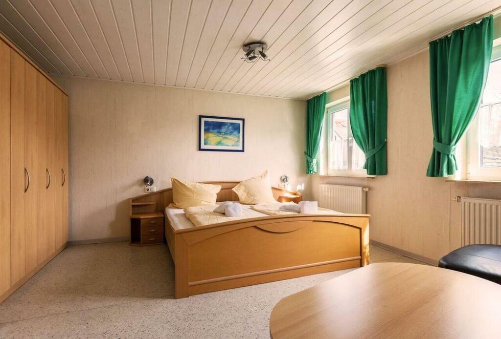 Pension Goldene Mitte Gross-Zimmern ภายนอก รูปภาพ